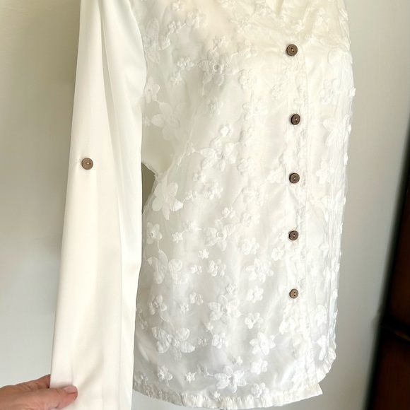 Pretty white blouse with floral overlay & adjustable length sleeves. Sz medium - Picture 3 of 9